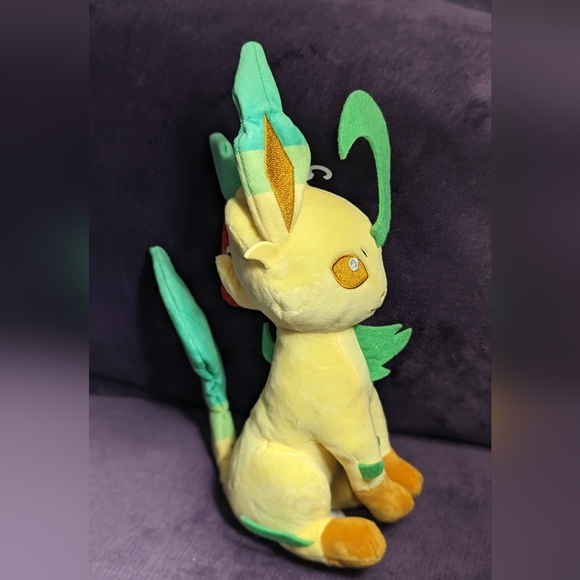 Exclusive Pokemon Leafeon 8" Plush - Picture 3 of 7